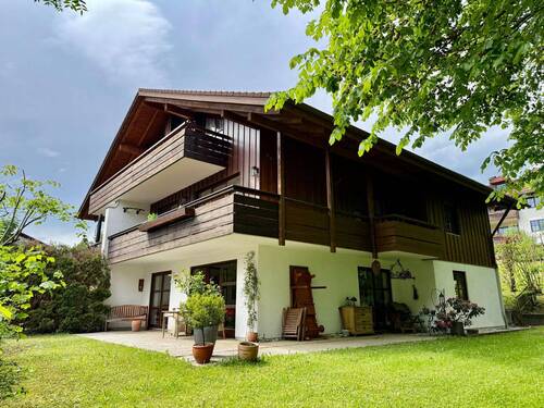 Hausansicht mit Süd-Terrasse - Stilvolle und sehr ruhig gelegene 3-Zi.-Terrassen-Whg. in Murnau