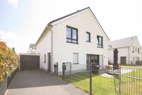 Außenansicht - 8 Zimmer Einfamilienhaus zur Miete in Meerbusch