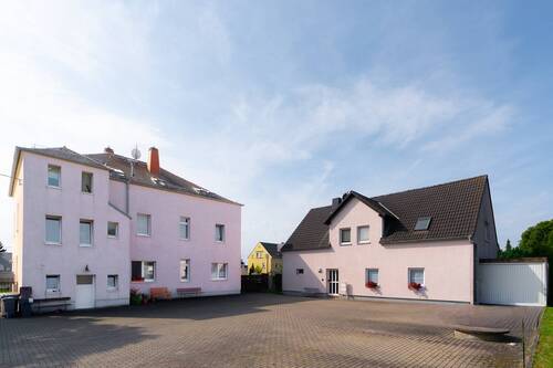 Rückansicht_mit_Seitengebäude - Mehrfamilienhaus, Wohnhaus zum Kaufen in Altmittweida