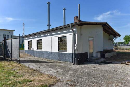 Hausansicht mit Einfahrt - Bungalow mit 106,00 m&sup2; in Bergen zum Kaufen