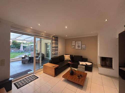 WE1 Wohnzimmer mit Kamin - Modernisiertes Zweifamilienhaus - bereits in 2 Eigentumswohnungen geteilt - ca. 328 m² Wohnfläche - Garten - Keller + 404 m² Baugrundstück