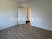 Schlafzimmer mit Blick zum Flur - 