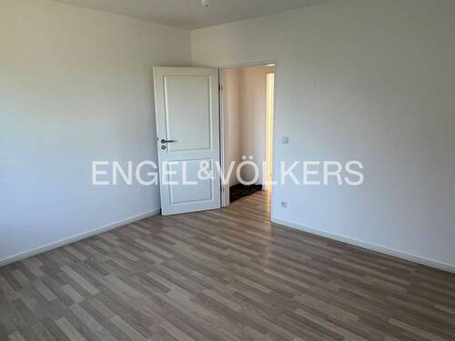 Schlafzimmer mit Blick zum Flur - 