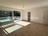 Wohnzimmer mit Zugang zur Küche / Balkon - 