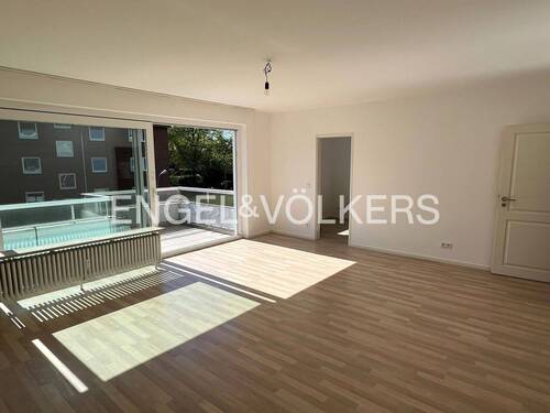Wohnzimmer mit Zugang zur Küche / Balkon - 
