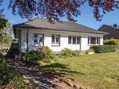 Außenansicht - Ansprechendes Einfamilienhaus (Bungalow) mit großem Garten in ruhiger Wohnlage von Arnsberg!