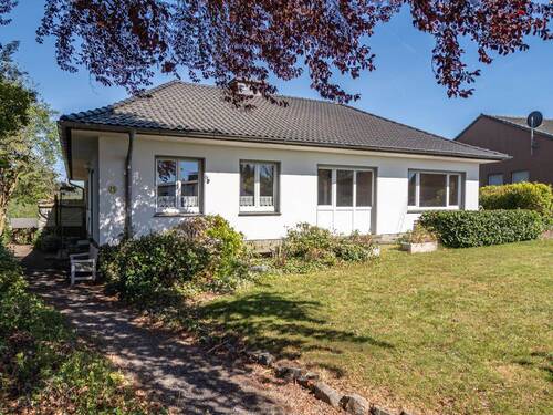 Außenansicht - Ansprechendes Einfamilienhaus (Bungalow) mit großem Garten in ruhiger Wohnlage von Arnsberg!