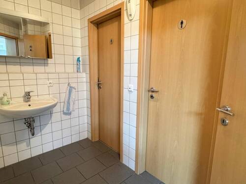 Herren-Damen-WC Kellergeschoss - 