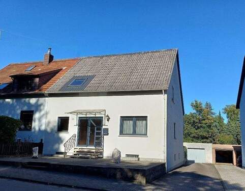 Ansicht mit Garage, Einfahrt, Stellplätzen - Wohnhaus in St. Ingbert SÜD, mit Wintergarten, Sauna, pflegeleichtem Garten, Autoabstellplätzen und Garage,St. Ingbert SÜD