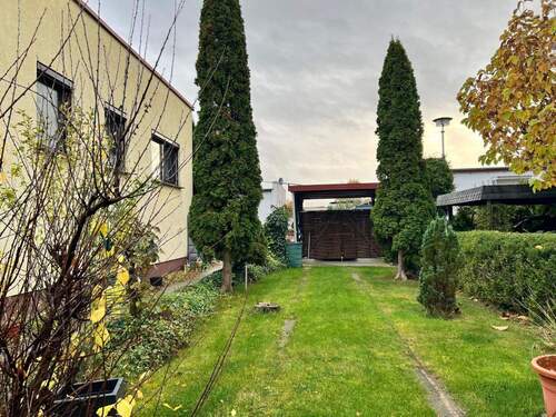 Giebelansicht zum Carport - Einfamilienhaus mit 93,00 m² in Ferdinandshof zum Kaufen