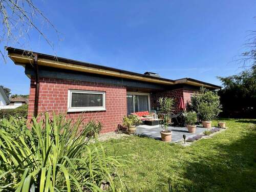 Außenansicht - Fröndenberg-Frömern: Freistehender Bungalow mit Garage in familienfreundlicher Lage!