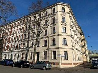 Haus Ansicht - Schön geschnittene drei Zimmer Wohnung - mit Balkon und Aufzug im Leipziger Osten!