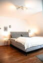 Schlafzimmer mit Boxspringbett - 