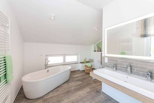 Bad mit Wanne - 
