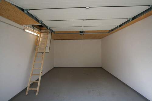 Garage mit Zugang Abstellraum - 