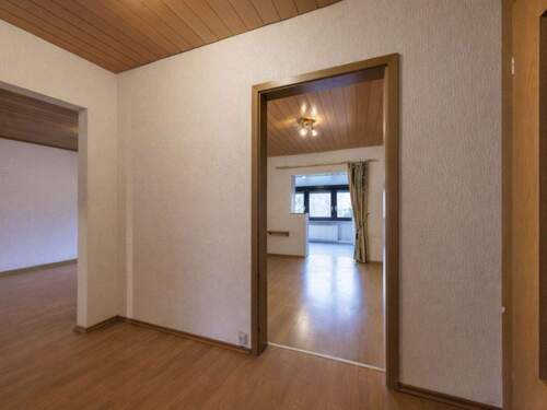 Eingangsdiele im Erdgeschoss - 7 Zimmer Doppelhaushälfte zum Kaufen in St. Ingbert