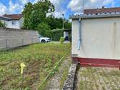 Grosser Garten vorne, neben Garage - 