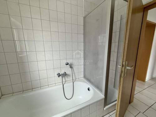 Bad Blick Richtung Badewanne - 