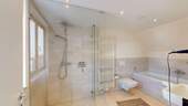 Tageslichtbad mit Dusche und Wanne (Wohnung 2) - 