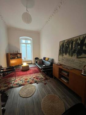 Wie er möbliert ausschauen kann - Charmantes Altbau-Büro in Berlin-Mitte: hell, flexibel, Kaffee inklusive