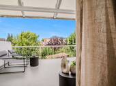 Sonniger Balkon mit Platz zum Verweilen - 