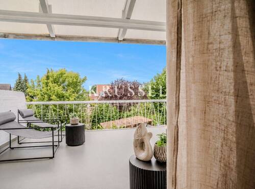 Sonniger Balkon mit Platz zum Verweilen - 