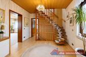 Heller Eingangsbereich mit Holztreppe und wohnlichem Charakter - 
