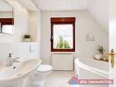 Tageslichtbad mit Badewanne und freundlicher Gestaltung - 
