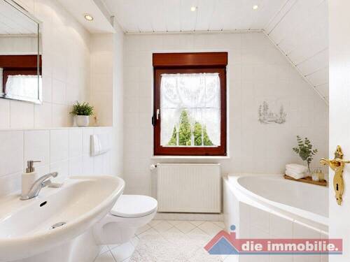 Tageslichtbad mit Badewanne und freundlicher Gestaltung - 