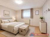 Schlafzimmer mit angenehmer Raumgröße und wohnlicher Gestaltung - 