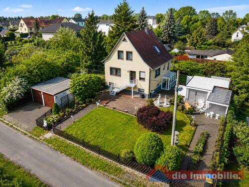 Luftaufnahme des Grundstücks mit Haus, Garten und Garagenbereich - 