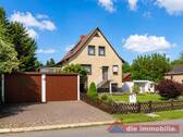 Straßenansicht mit Doppelgarage und gepflegtem Vorgarten - 4 Zimmer Einfamilienhaus zum Kaufen in Magdeburg