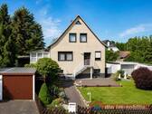 Ansicht des Hauses mit Terrasse und großzügigem Gartenbereich - 4 Zimmer Einfamilienhaus in Magdeburg