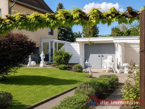 Sonniger Gartenbereich mit Terrasse und geschütztem Sitzplatz - Einfamilienhaus mit 120,00 m&sup2; in Magdeburg zum Kaufen