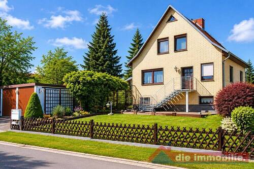 Einladende Außenansicht mit Vorgarten und freistehendem Wohnhaus - 