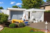 Terrassenbereich mit Garage und gemütlichem Sitzplatz im Freien - 
