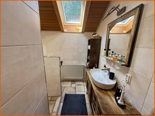 Bad mit Dusche und WC - 