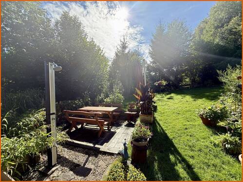 Sitzgruppe und Gartendusche - 