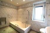 Bad mit Badewanne - 