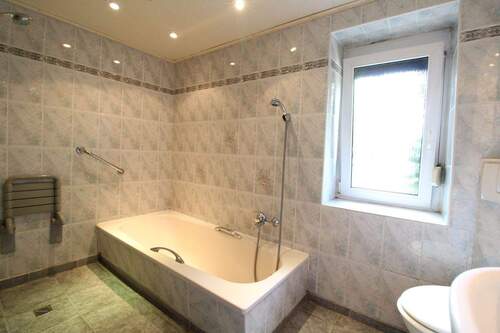 Bad mit Badewanne - 