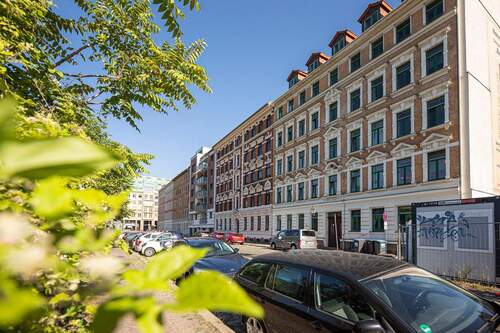 Hausansicht mit Nachbarschaftsbebauung - 