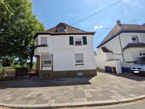 Vorderansicht - Charmante Dachgeschosswohnung mit 3 Zimmern in LU-Oppau - Ideal für Singles, Paare & kleine Familien