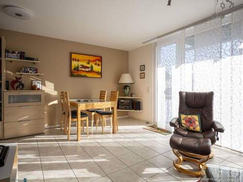 Essbereich mit Ausgang zum Balkon - 2 Zimmer Etagenwohnung in Moos