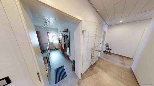 Flur OG - Modernes Ein oder Zweifamilienhaus dazu einer Garage mit Gartendurchfahrt