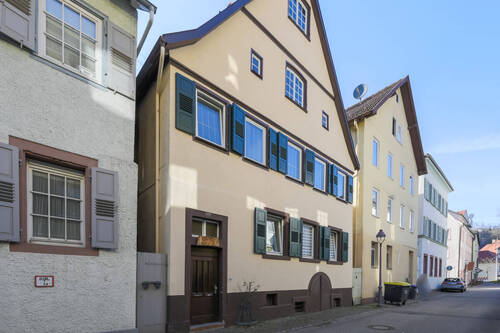 Straßenansicht - Wohnen mit Geschichte: Denkmalgeschütztes Zweifamilienhaus