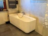 Badezimmer mit Badewanne - 
