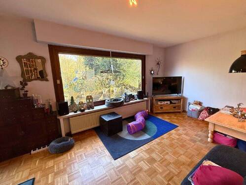 Wohnzimmer mit großem Fenster - 6 Zimmer Einfamilienhaus in Neuss