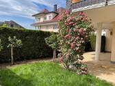 Sonnenterrasse mit kleinem Gartenanteil - Sonnige 5-Zimmer-Wohnung mit privatem Garten und 2 TG-Stellplätzen - Kurzfristig beziehbar!