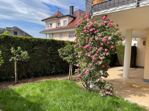 Sonnenterrasse mit kleinem Gartenanteil - Sonnige 5-Zimmer-Wohnung mit privatem Garten und 2 TG-Stellplätzen - Kurzfristig beziehbar!