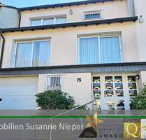 Bezaubernd in Solingen Gräfrath. Einfamilienhaus mit Terrasse, Teich und Garage.